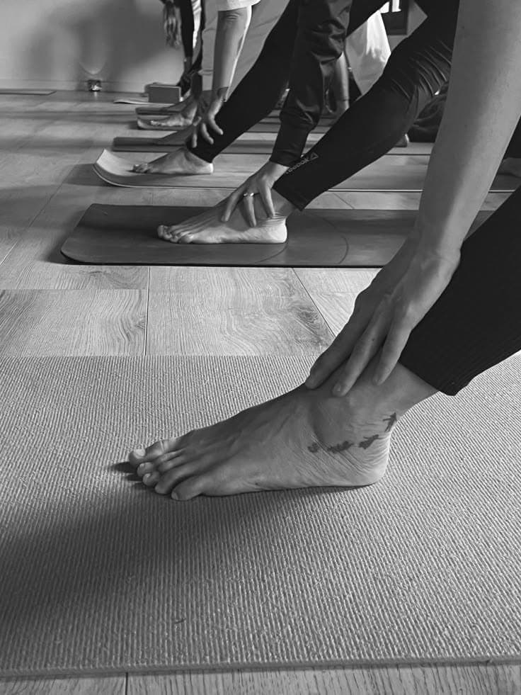 Classe de Hatha Yoga treballant l'alineació d'una postura